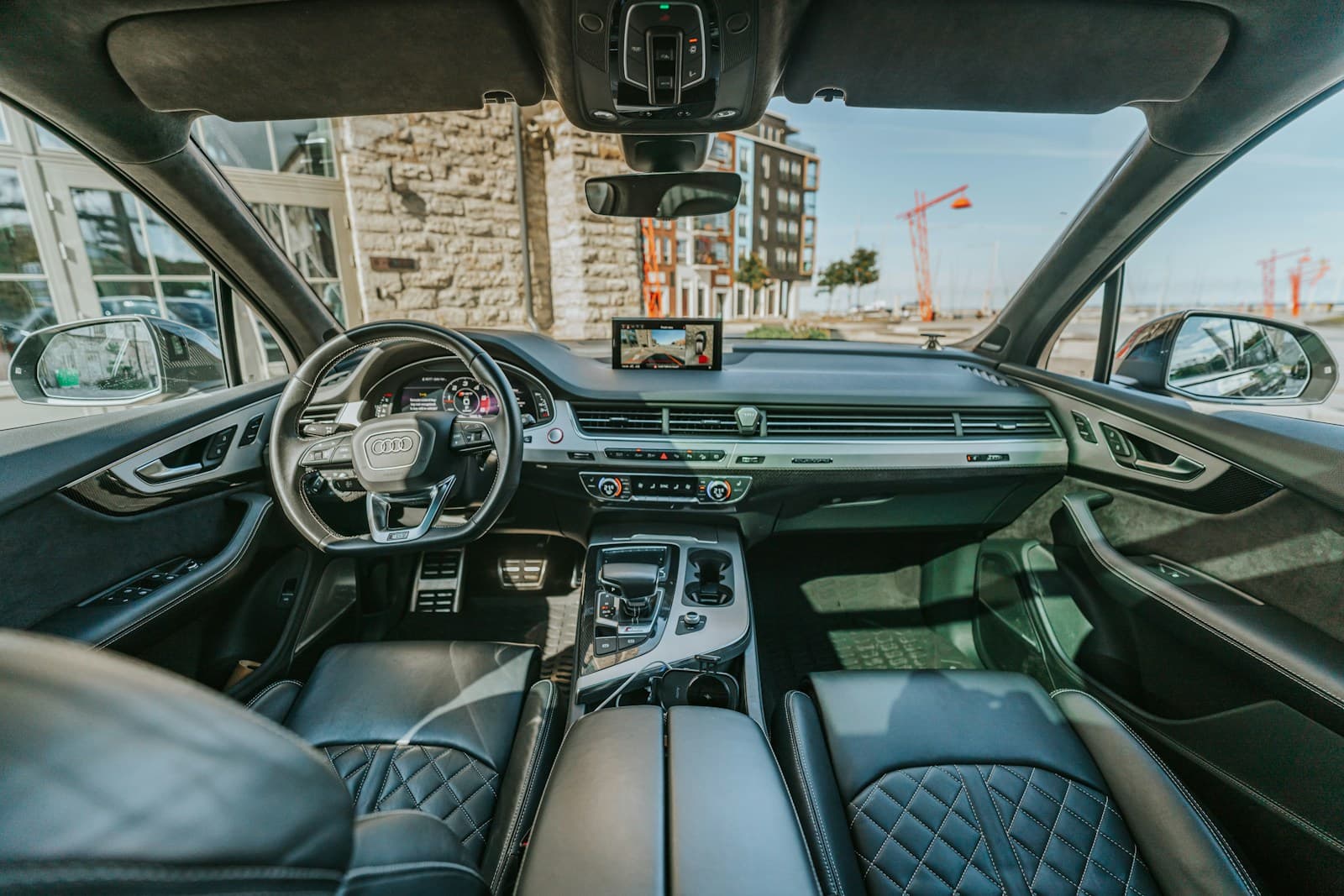 Förarmiljö och dashboard på en SUV i lagret